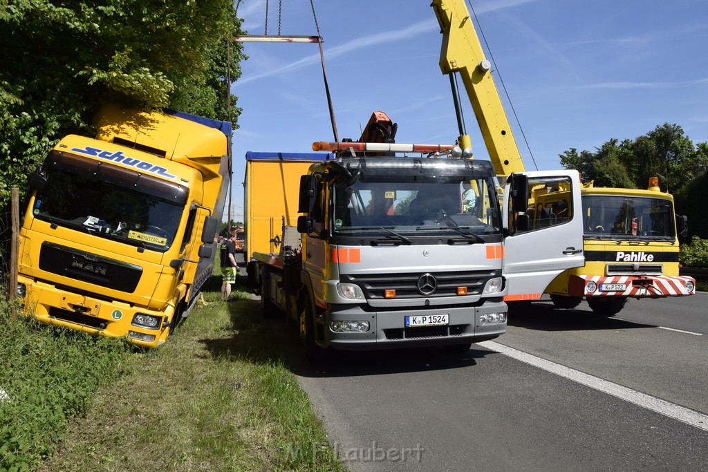 LKW in Boeschung A 3 Rich Frankfurt Hoehe Roesrath Lohmar P135.JPG - Miklos Laubert